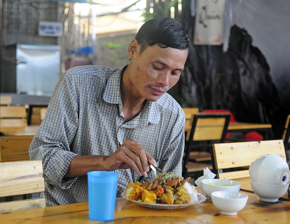 Anh Trần Văn Nam, một xe ôm tại khu vực bến xe Mỹ Đình, trưa thứ hai nào cũng đến quán cho biết, anh ăn cơm ở đây không hẳn vì rẻ mà vì ủng hộ một hoạt động rất có ý nghĩa và mong rằng: “Hà Nội có thêm nhiều những quán cơm như thế này”
