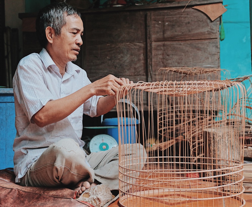 Nhiều người dân ở Làng Vác chia sẻ họ đã đón rất nhiều lượt khách du lịch quốc tế từ Pháp, Nhật Bản, Hàn Quốc, Trung Quốc... đến thăm, đặt hàng. Du khách thích thú xem từng động tác chẻ tre, uốn vòng tròn khung lồng cho đến lắp ghép thanh tre, giang dài vào khung, ghép cửa, ghép chân vào lồng. Nhìn bàn tay nghệ nhân tỉa nét trên tre, cảm nhận vẻ đẹp của những chiếc nan đều tăm tắp, khó ai cưỡng được ý muốn mua một vài chiếc.