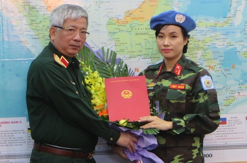 Thượng tướng Nguyễn Chí Vịnh trao quyết định của Chủ tịch Nước cho nữ sĩ quan Việt Nam đầu tiên đi làm nhiệm vụ gìn giữ hoà bình Liên Hợp Quốc. 