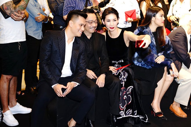 Siêu mẫu Xuân Lan hào hứng chụp hình kỷ niệm cùng diễn viên Việt Anh và NSND Hoàng Dũng.
