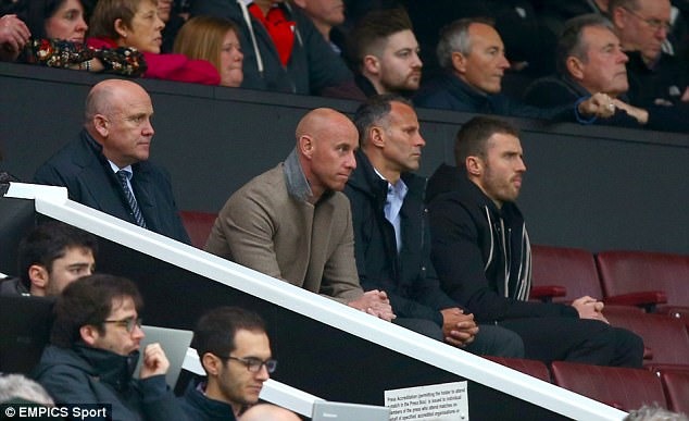 Carrick (ngoài cùng bên phải) ngồi xem các đồng đội thi đấu trên khán đài trong trận M.U - Tottenham tại vòng 10 Ngoại hạng Anh. Ảnh: EMPICS.