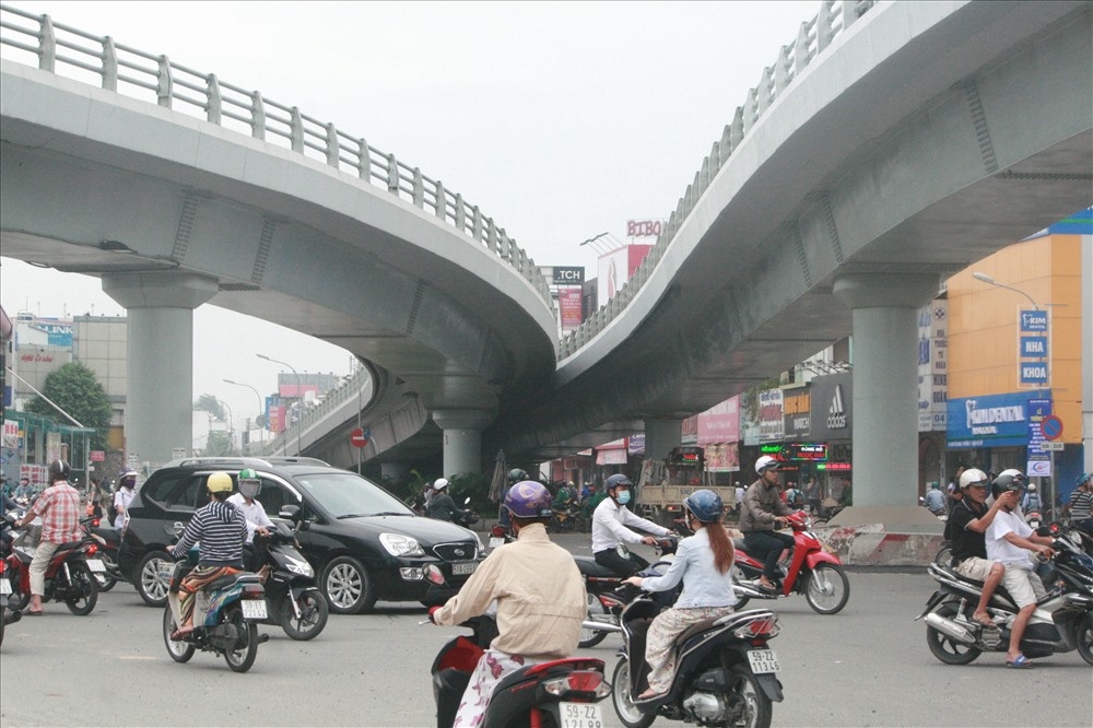 Công trình xây dựng cầu vượt bằng thép dạng chữ Y gồm 2 nhánh cầu với đoạn chung nằm trên đường Nguyễn Oanh.  Ảnh: M.Q