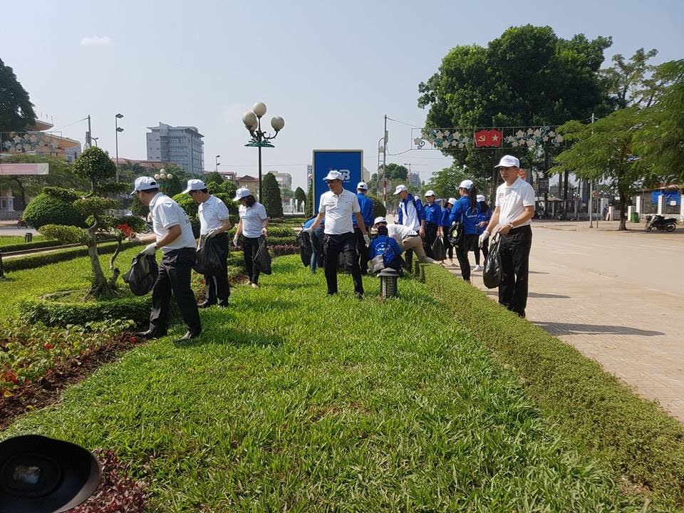 BTC chương trình tổ chức nhặt rác làm sạch môi trường ở quảng trường Võ Nguyên Giáp (TP.Thái Nguyên).