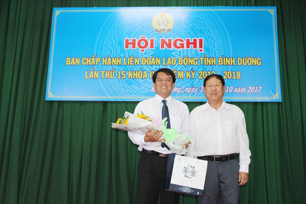 Phó Chủ tịch LĐLĐ tỉnh BD Nguyễn Thiện Phước tặng hoa cho ông Bùi Thanh Nhân