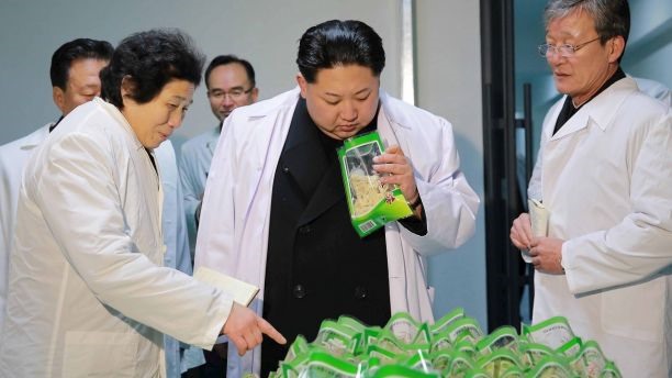 Nhà lãnh đạo Triều Tiên thăm Nhà máy chế biến thực phẩm cho vận động viên thể thao Kumkop. Ảnh: KCNA/Reuters