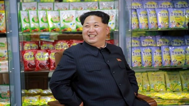 Ông Kim Jong-un cười tươi khi thăm Nhà máy chế biến thực phẩm cho trẻ em ở Bình Nhưỡng năm 2015. Ảnh: KCNA/Reuters