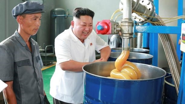 Nhà lãnh đạo Triều Tiên thăm nhà máy dầu nhớt Chonji năm 2014. Ảnh: KCNA/Reuters