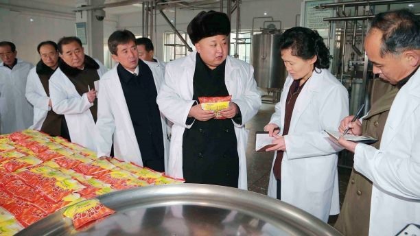Ông Kim Jong-un thăm Nhà máy chế biến thực phẩm cho trẻ em số 354 ở Bình Nhưỡng năm 2013. Ảnh: KCNA/Reuters