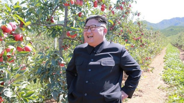 Ông Kim Jong-un thăm một vườn táo ở Kwail, tháng 9.2017. Ảnh: KCNA/Reuters