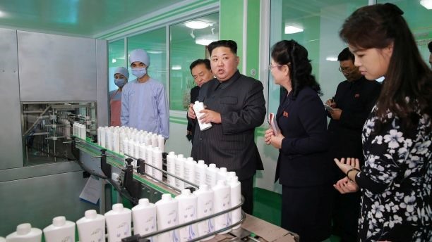 Tháng 10.2017, nhà lãnh đạo Triều Tiên cùng phu nhân Ri Sol-ju và em gái thăm nhà máy mỹ phẩm ở Bình Nhưỡng. Ảnh: KCNA/Reuters