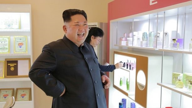 Ông Kim Jong-un giao hiệm vụ quan trọng trong giai đoạn mới để hiện đại hóa nhà máy sản xuất mỹ phẩm. Ảnh: KCNA/Reuters