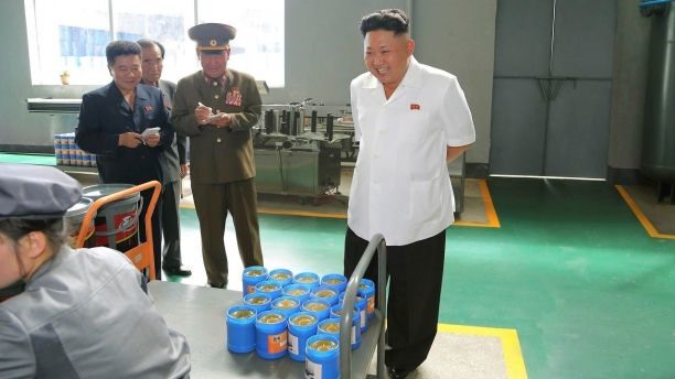 Nhà lãnh đạo Triều Tiên thăm nhà máy dầu nhớt Chonji năm 2014. Ảnh: KCNA/Reuters