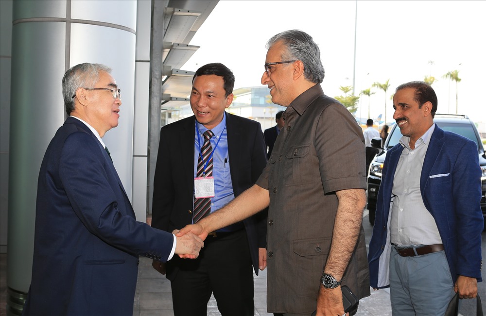 Chủ tịch VFF Lê Hùng Dũng có mặt tại sân bay để đón ông Ebrahim Al Khalifa. Ảnh: VFF 