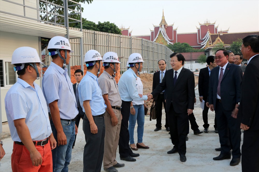 Phó Thủ tướng Trịnh Đình Dũng và Phó Chủ tịch Quốc hội Somphanh Phengkhammy khảo sát địa điểm tổ chức buổi lễ động thổ và khu công trình Nhà Quốc hội Lào. Ảnh: VGP