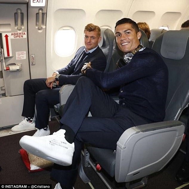 Ronaldo (phải) và Toni Kroos (trái) trên chuyến bay đưa tập thể Real Madrid tới London. Ảnh: Instagram Cristiano.