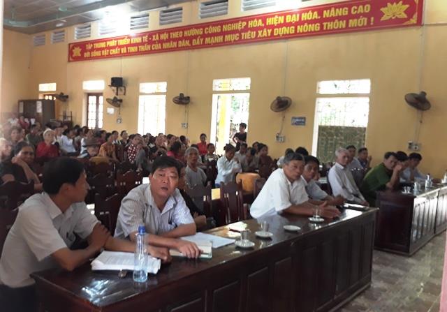 Hàng trăm người dân xã Yên Tâm, huyện Yên Định tập trung về xã đối thoại với lãnh đạo huyện. (Ảnh: HT)
