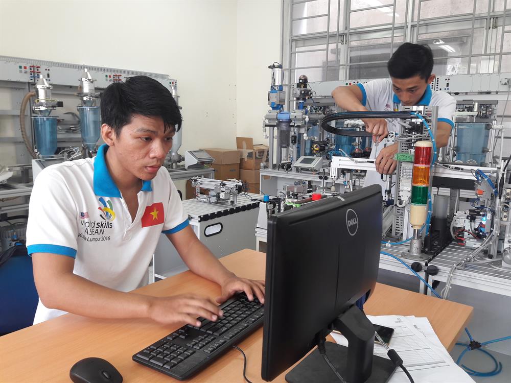 Hai học sinh Doãn Minh Tiến (trái) và Nguyễn Thuận Hải luyện tập trước kỳ thi