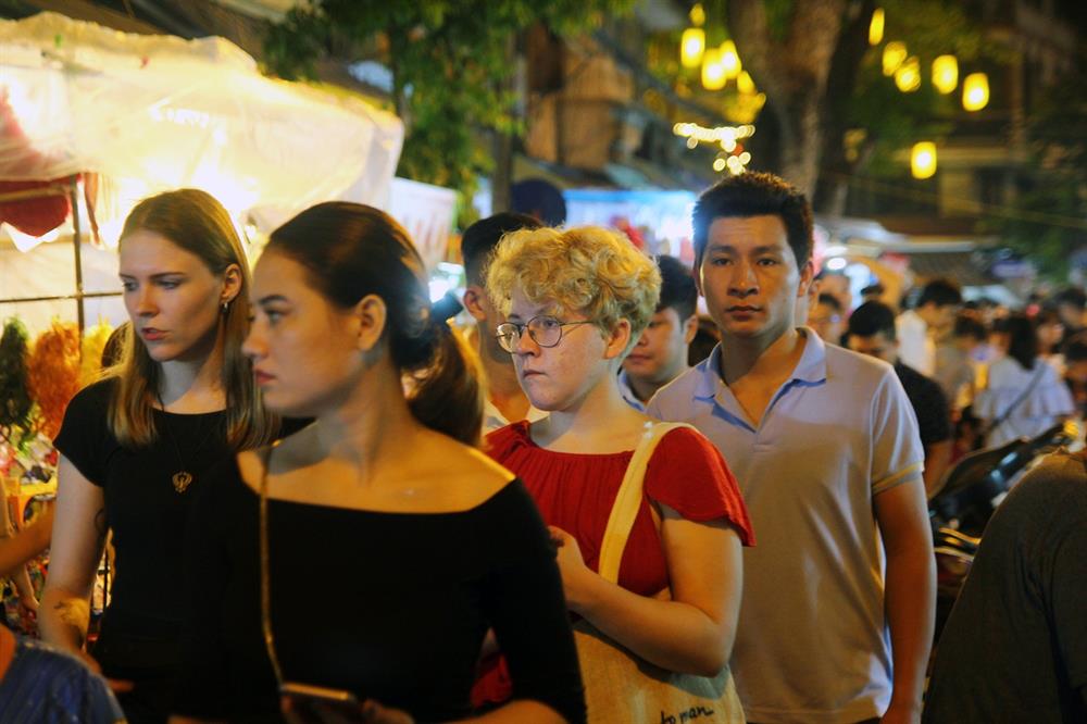 Những người ngoại quốc cũng đến tận hưởng không khí trung thu ở Việt Nam.