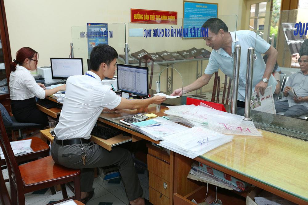 Cán bộ UBND phường Trung Hòa (Hà Nội) giải đáp thủ tục hành chính cho người dân. Ảnh: HẢI NGUYỄN