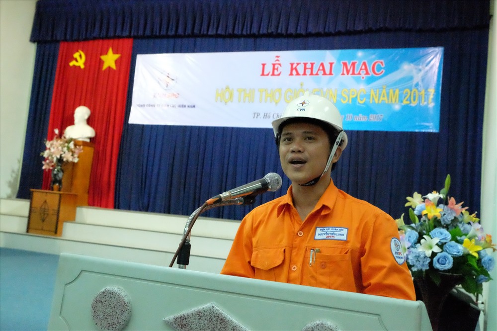 Thí sinh Nguyễn Tiến Long, làm việc tại PC Đồng Nai, tuyên thệ tại hội thi - Ảnh: L.T