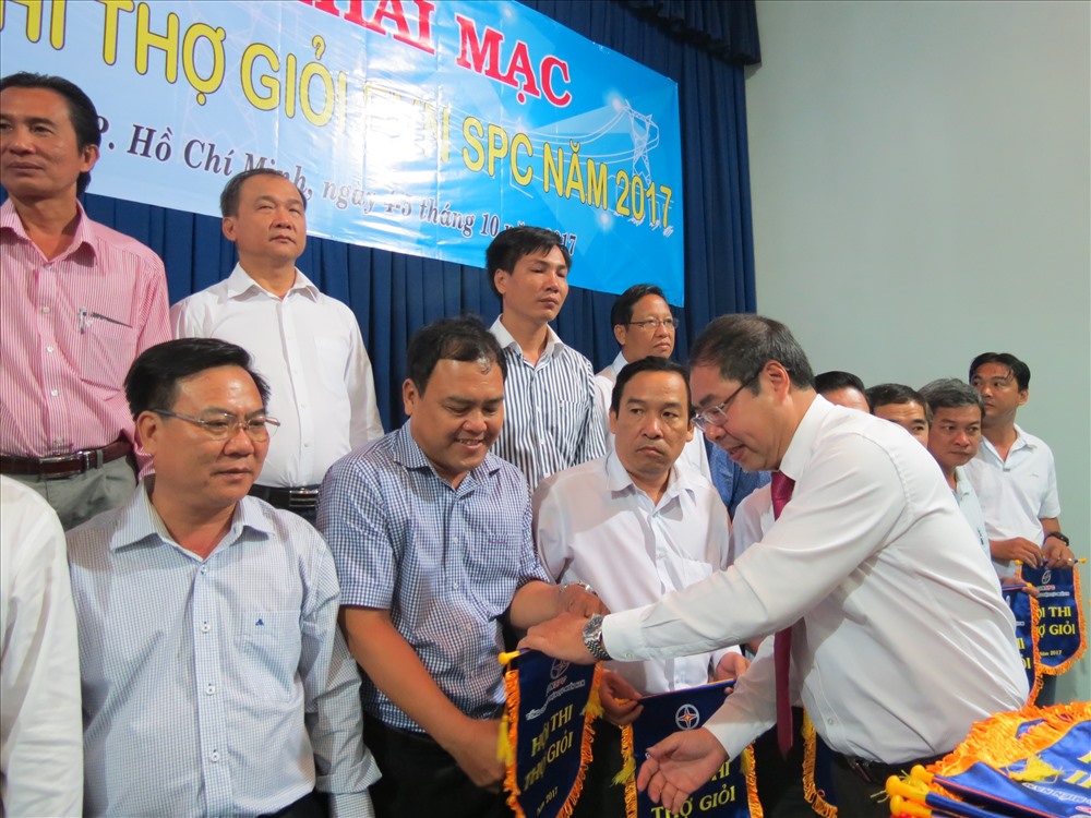 Ông Đỗ Đức Hùng - Phó Chủ tịch CĐ Tập đoàn Điện lực Việt Nam tặng cờ lưu niệm hội thi cho các đơn vị - Ảnh: L.T