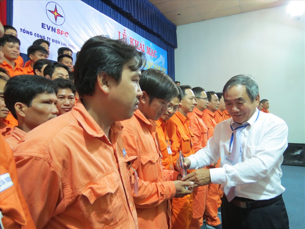 Ông Hồ Quang Ái - Phó tổng giám đốc TCty Điện lực Miền Nam tặng cúp lưu niệm cho các thí sinh - Ảnh: L.T