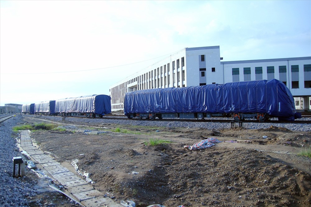 Ban Quản lý dự án Đường sắt (Bộ GTVT) cho biết, đoàn tàu thứ 2 của Dự án đường sắt đô thị Hà Nội, tuyến Cát Linh - Hà Đông đã được Tổng thầu EPC chuyển về Depot tại Hà Đông vào đêm 1.10 vừa qua.