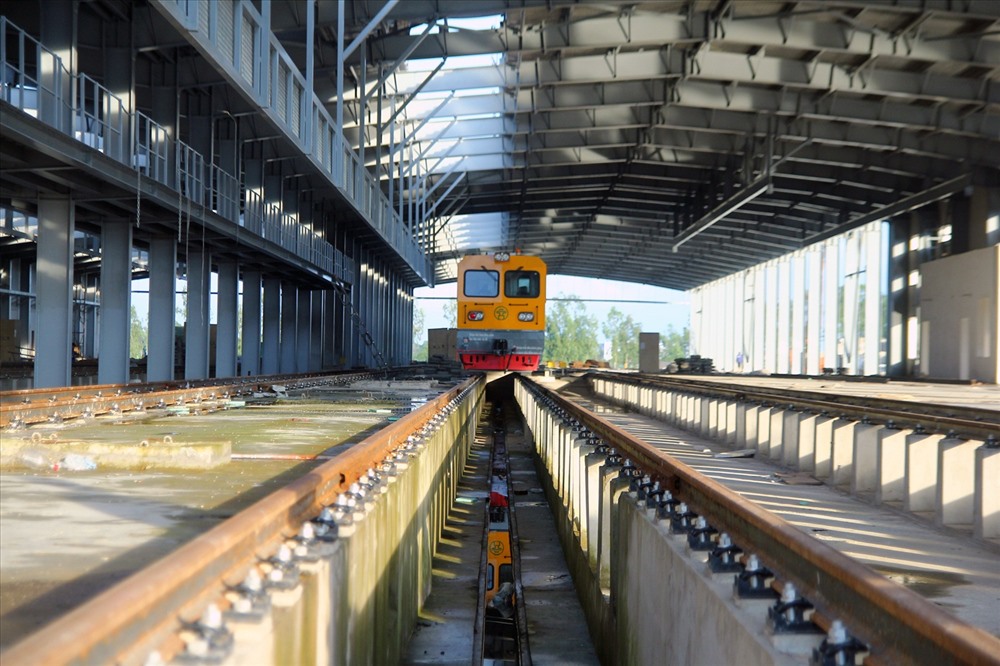 Những khi lắp ghép xong, đoàn tàu sẽ được đưa vào nhà ga của khu depot để bảo quản chờ ngày lăn bánh.