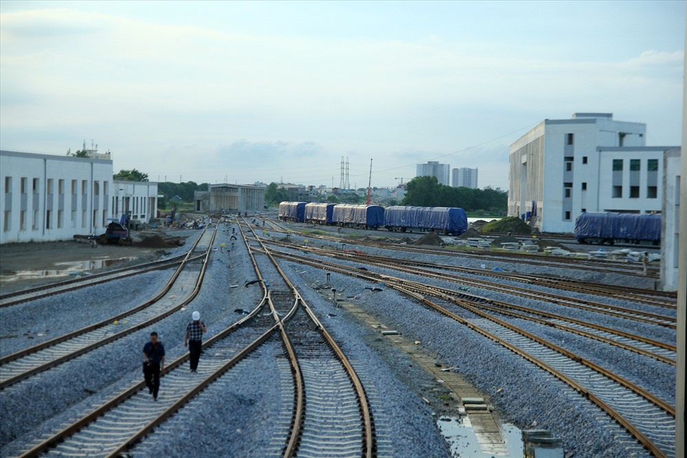 Sáng 4/10, phần toa tàu số 12 được di chuyển từ xe siêu trường siêu trọng xuống đặt vào đường ray của nhà ga.