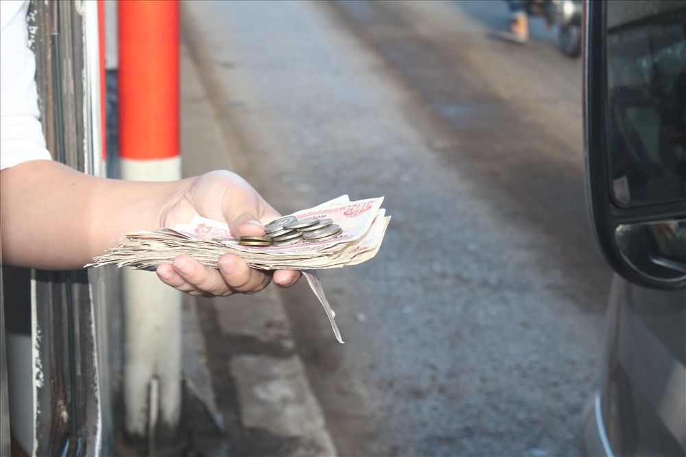 Trạm thu phí BOT quốc lộ 1, tuyến tránh Biên Hòa nhiều ngày qua tài xế dùng tiền lẻ để qua trạm