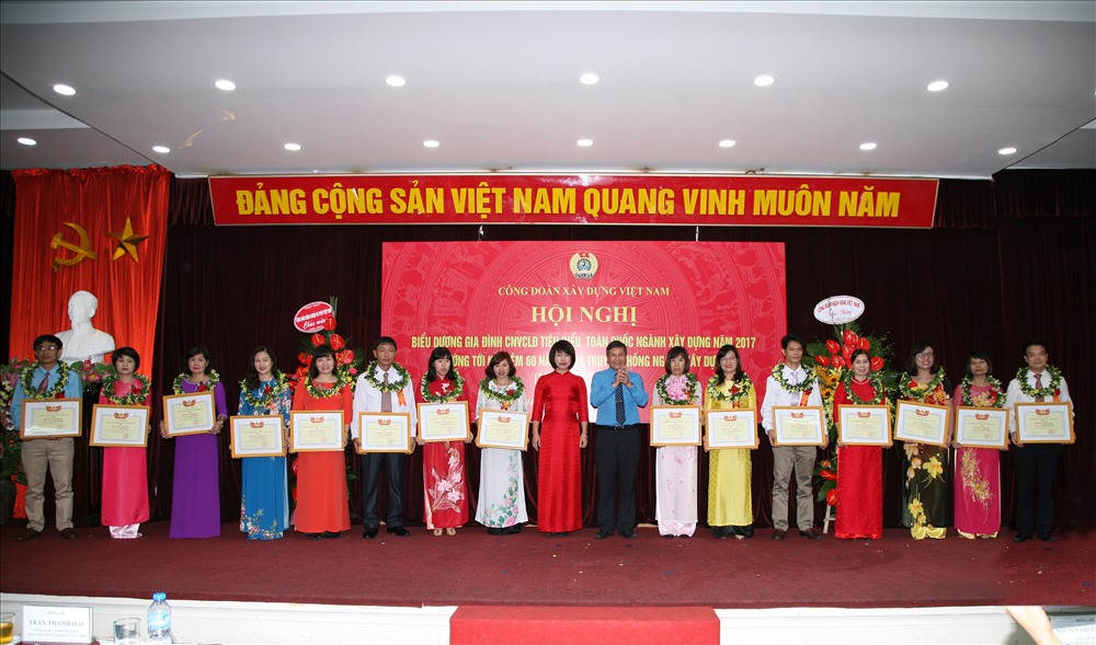 Đồng chí Trần Thanh Hải, Phó Chủ tịch thường trực TLĐLĐVN và đồng chí  Nguyễn Thị Thủy Lệ, Chủ tịch CĐXDVN khai mạc Hội nghị tuyên dương các gia đình tiêu biểu toàn quốc ngành xây dựng.