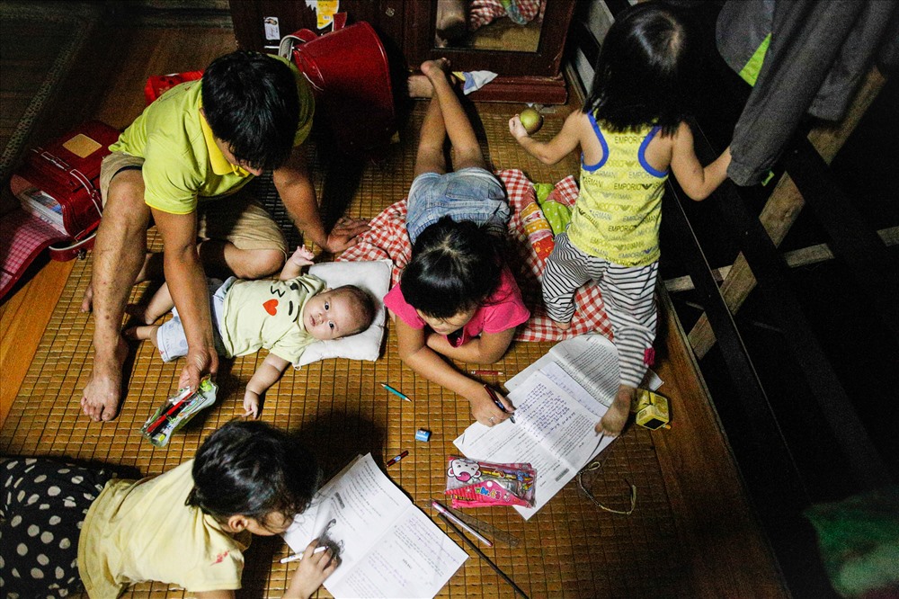 Buổi tối khi mẹ đi làm chưa về, “nhiệm vụ” trông Su được bà ngoài giao lại cho bố. Chiếc chiếu nhỏ trải phía góc nhà là nơi có nhiều ánh sáng nhất, cũng là nơi tập trung nhiều hơn cả các hoạt động buổi tối của gia đình. Còn với Chuột và Trâu, đó là nơi học bài được các em thích thú nhất.