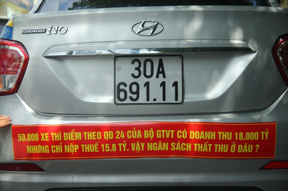 Taxi truyền thống dán khẩu hiệu phản đối quyết định của Bộ GTVT