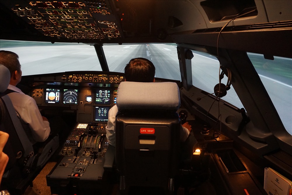 Các thao tác của phi công đều được hệ thống ghi nhận và phân tích. Mỗi một phi công khi huấn luyện phải thực hiện bay mô phỏng hàng trăm lần để ứng phó với mọi tình huống có thể xảy ra khi bay thật.  Ảnh: M.Q