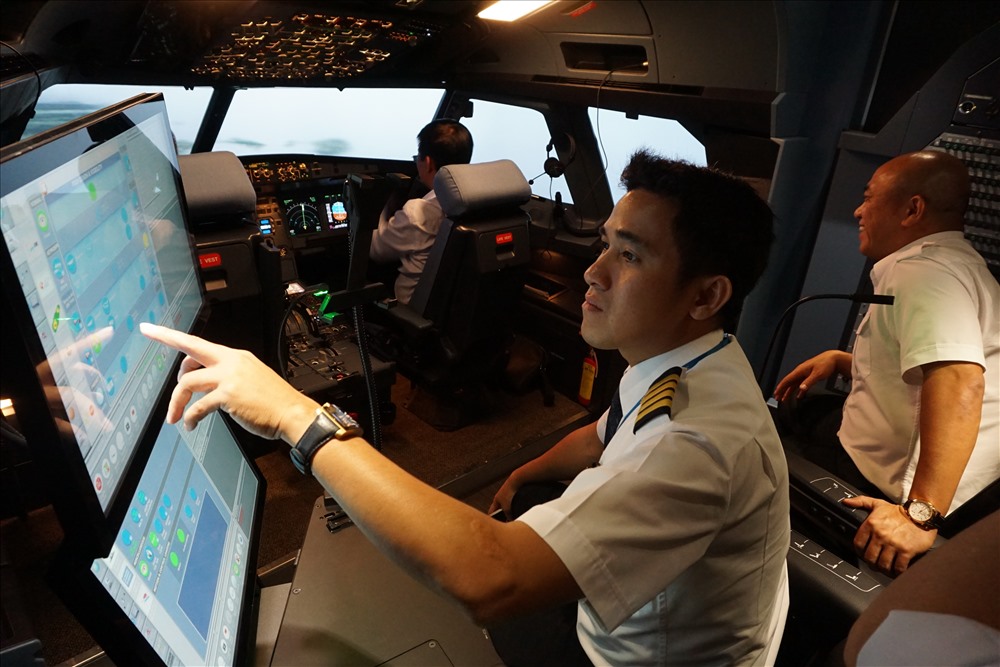 Một phi công điều khiển trên màn hình các chế độ bay, mô phỏng thời tiết bên ngoài, độ rung lắc khi cất hạ cánh,... được mô phỏng như thực tế.   Ảnh: M.Q