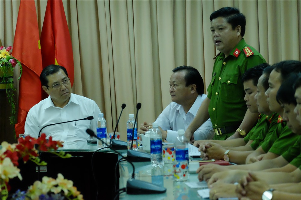 Chủ tịch UBND thành phố nghe báo cáo về vụ bắt giữ đối tượng vận chuyển ma túy về Đà Nẵng. Ảnh: ML