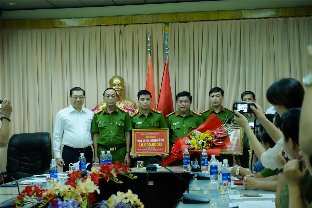 Công an Thành phố Đà Nẵng cũng quyết định thưởng nóng 10 triệu đồng cho Công an quận Hải Châu. Ảnh: ML