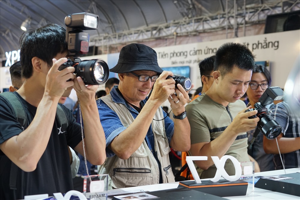 Một người nước ngoài thích thú trải nghiệm máy ảnh của Sony.