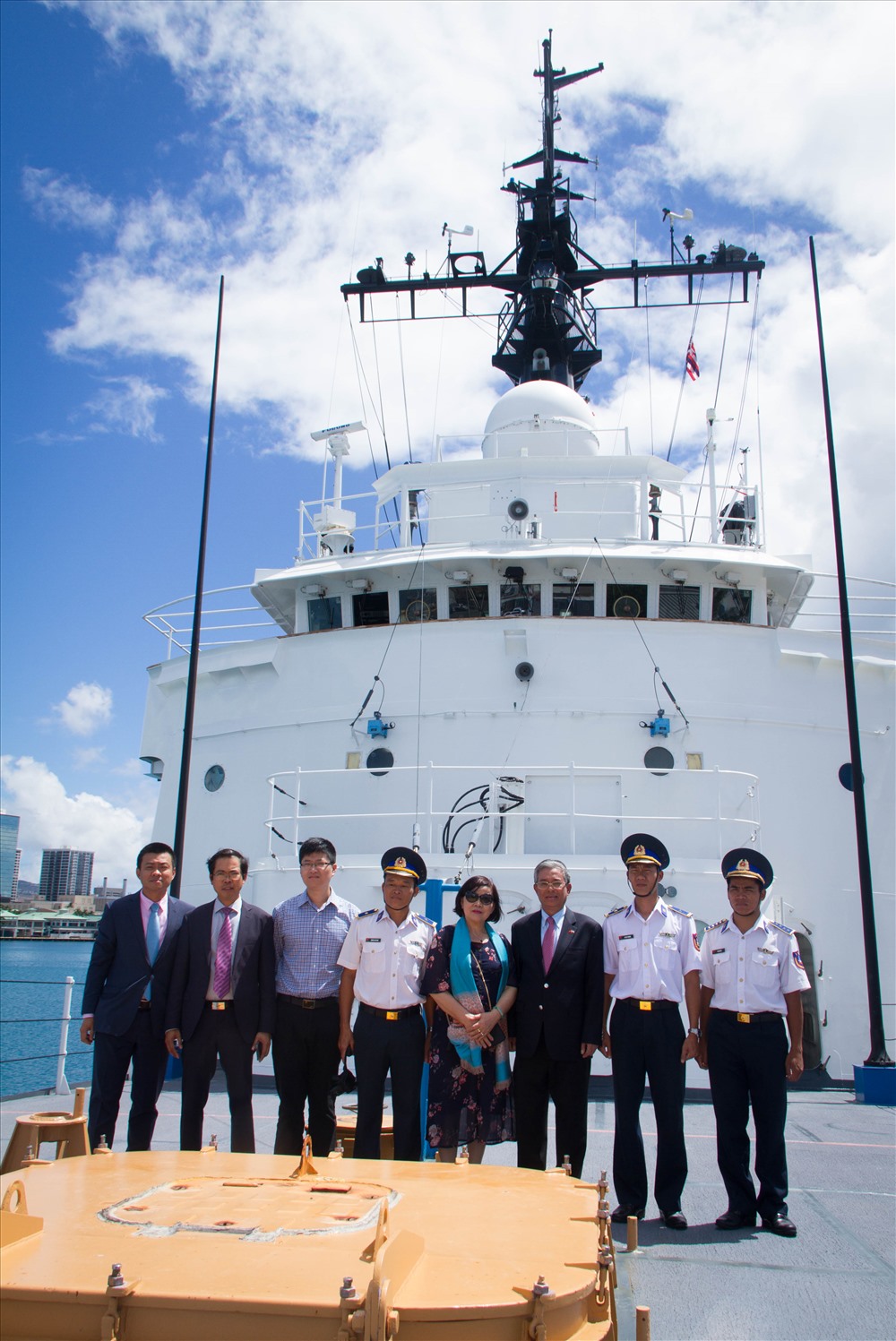 Đại sứ Phạm Quang Vinh thăm tàu Cảnh sát biển 8020 ở Hawaii. Ảnh: Bộ Ngoại giao cung cấp