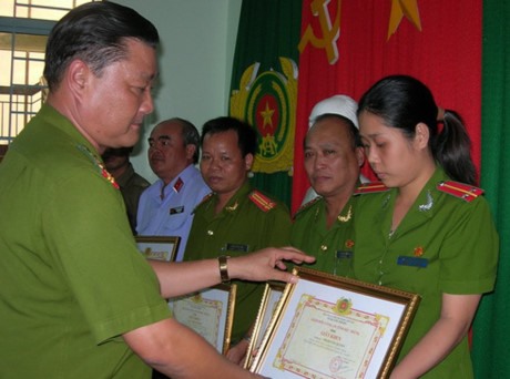 Đại tá Thái Văn Đợi trong một lần trao thưởng cho các đơn vị phá án.