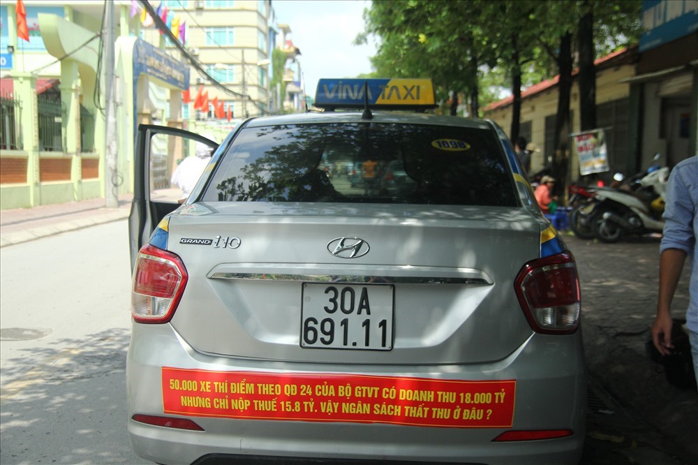 Một hãng taxi tại Hà Nội dán khẩu hiệu phản đối Quyết định 24 của Bộ GTVT. Ảnh: Cường Ngô