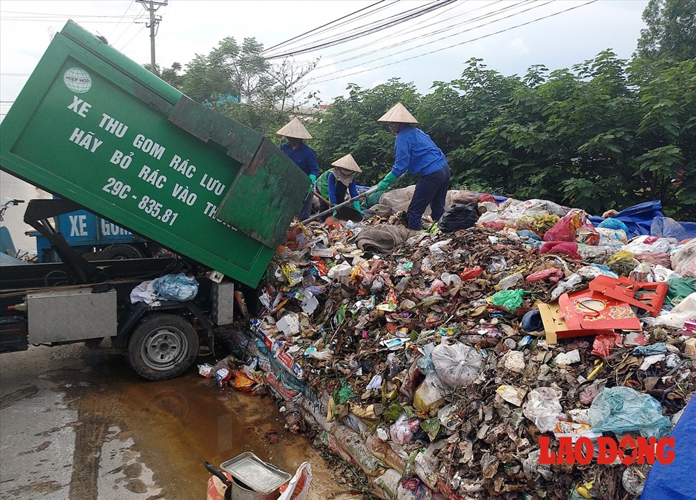 Gần 1 tháng trở lại đây,  tình trạng rác thải sinh hoạt bủa vây xung quanh nội thị thuộc Thị xã Sơn Tây (Hà Nội) gây bức xúc cũng như gây ảnh hưởng đến cuộc sống, sức khỏe, sinh hoạt của người dân.
