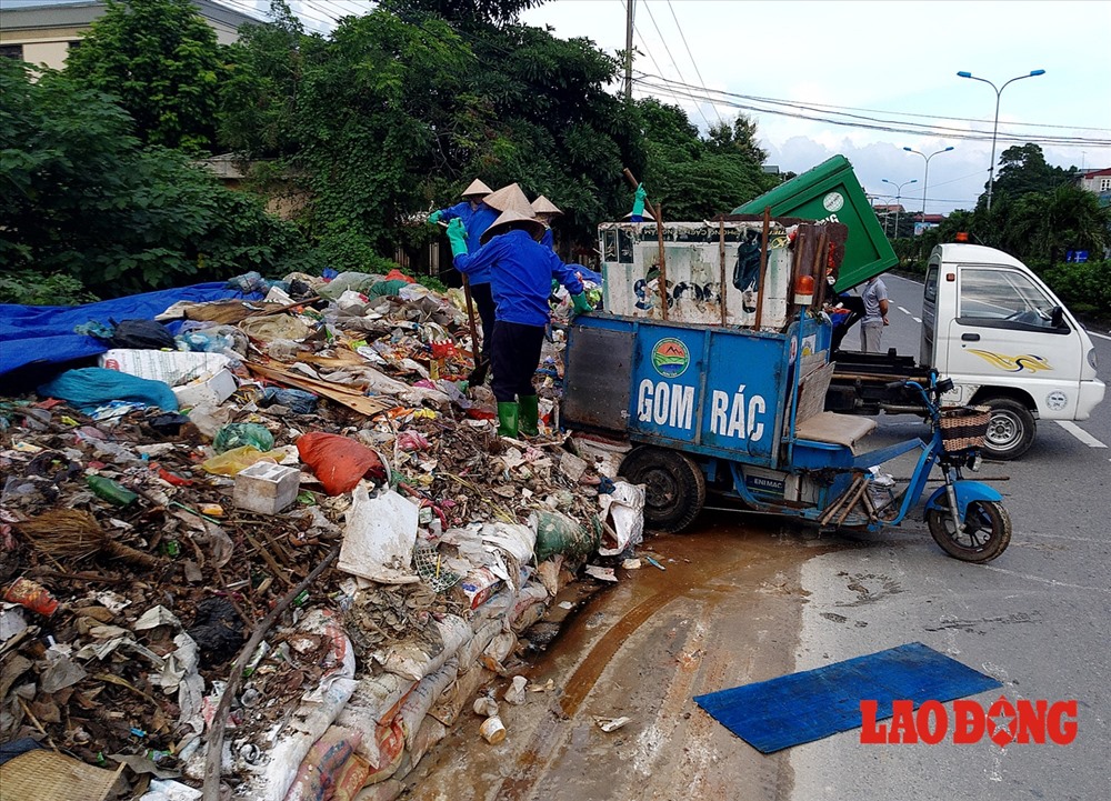 Các tuyến đường của thị xã Sơn Tây như đường Lê Lợi (gần Cảng Sơn Tây), La Thành... rác tràn ngập khắp nơi, thậm chí có đoạn rác bị tập kết dưới lòng đường dài khoảng 200m.