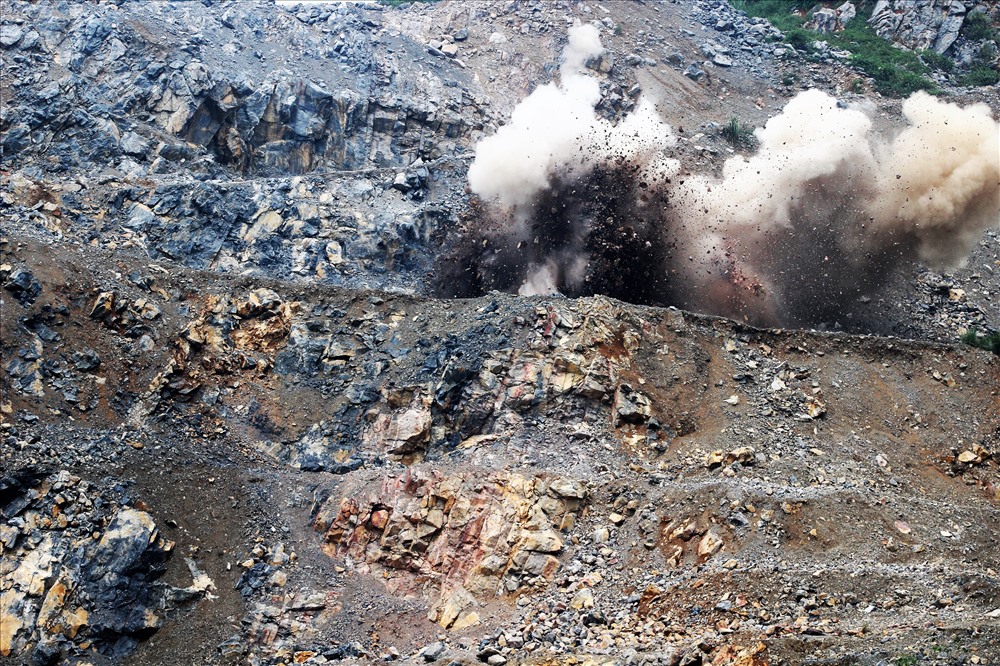 Cảnh nổ mìn phá ở một mỏ đá Lương Sơn, Hòa Bình