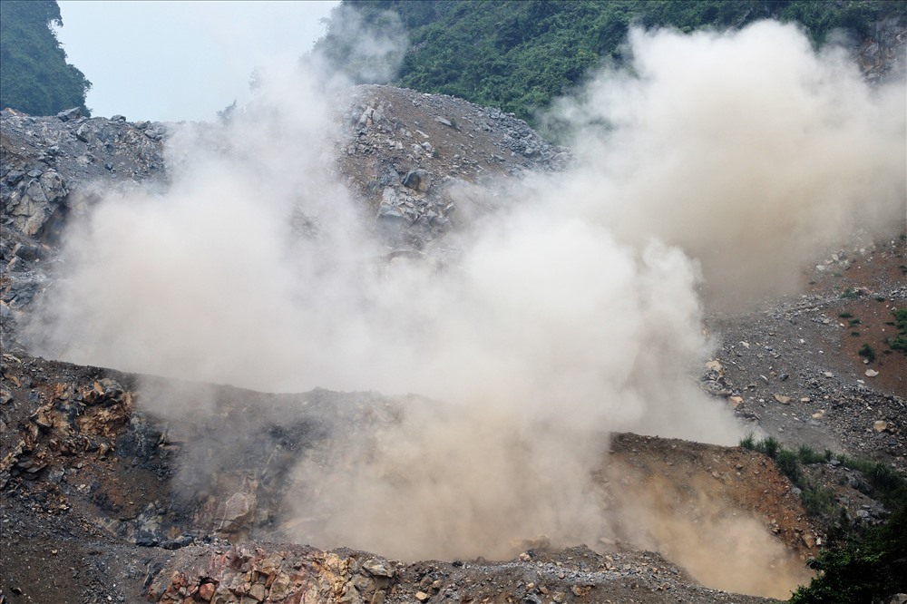 Cảnh nổ mìn phá ở mỏ đá Lương Sơn, Hòa Bình