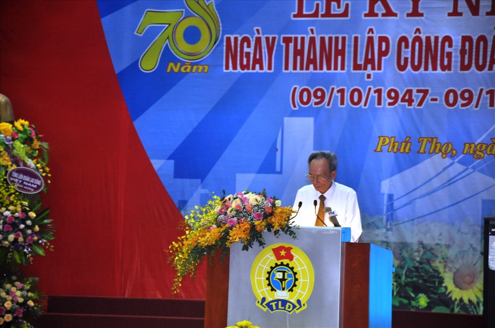 Đồng chí Phùng Văn Lô, nguyên Chủ tịch LĐLĐ tỉnh Phú Thọ phát biểu tại buổi lễ. Ảnh: QC