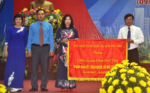 Đồng chí Bùi Văn Quang, Phó Bí thư thường trực Tỉnh ủy Phú Thọ (ngoài cùng bên phải ảnh) trao bức trướng tới LĐLĐ tỉnh Phú Thọ. 