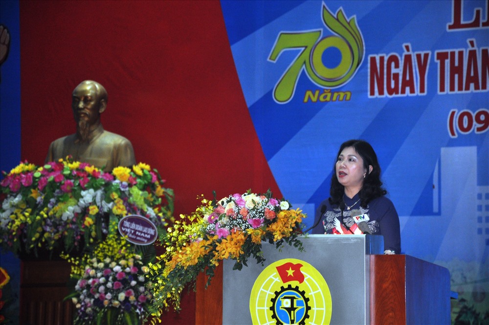 Đồng chí Nguyễn Thị Hồng Lâm, Chủ tịch LĐLĐ tỉnh Phú Thọ trình bày diễn văn khai mạc. Ảnh: QC