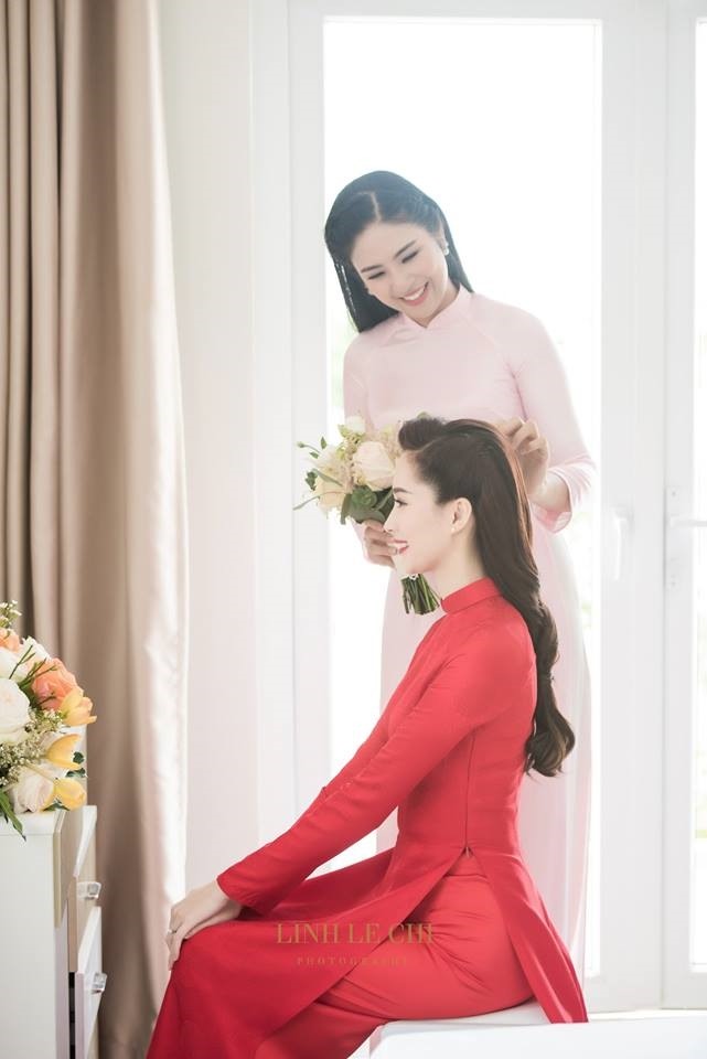 Hoa hậu Việt Nam 2010 đã bỏ hết công việc ở Hà Nội để bay vào làm nhiệm vụ là phù dâu cho Đặng Thu Thảo trong lễ cưới. 