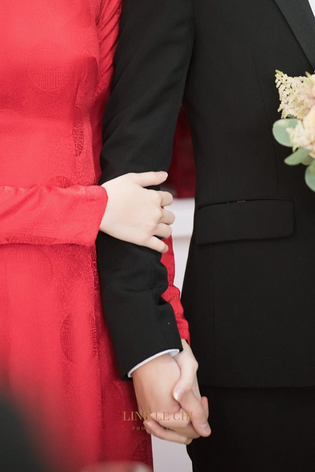 Đặng Thu Thảo và chồng Trung Tín nắm chặt tay nhau, trao cho nhau những tình cảm chân thành trong lễ cưới.